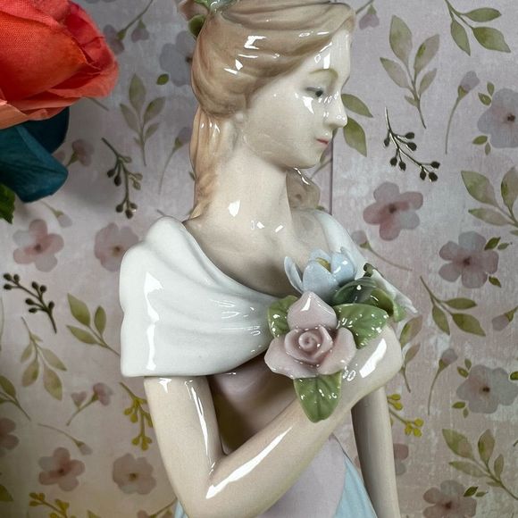 Avon Kathleen”A SPRING STROLL” Beauty Porcelain Figurine Moments & Memories 2002 - Picture 7 of 14